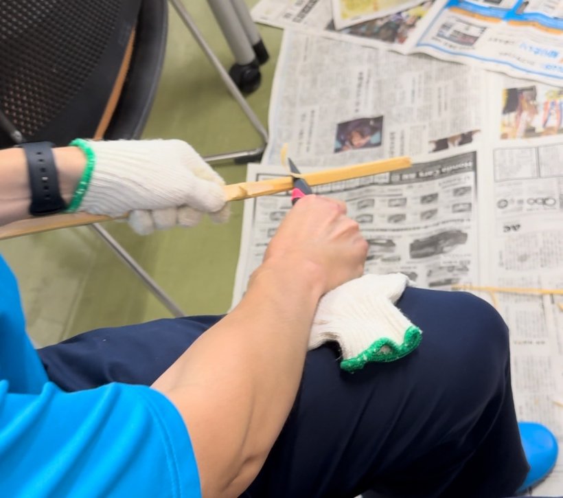 小刀で薄く竹をしている